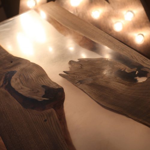 יציקת אפוקסי קריסטלי על שולחן מעץ