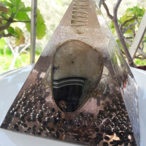 יציקת פוליאסטר קריסטלי בתוך תבנית